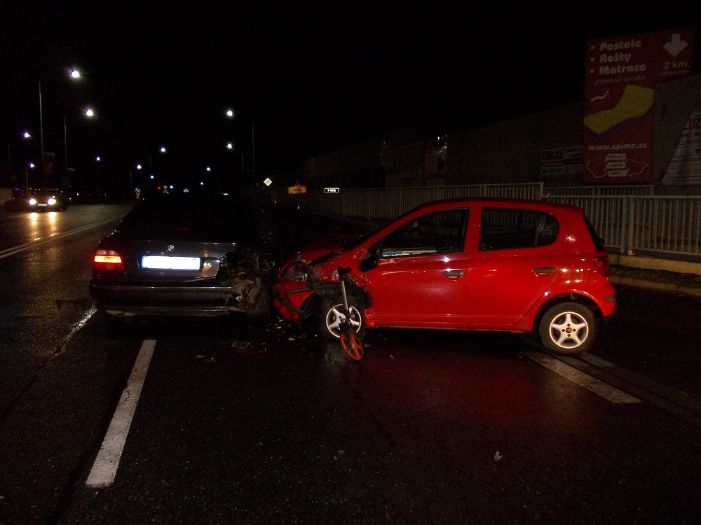 3 Dopravní nehoda 2 OA, Tábor - 18. 11. 2014 (1).jpg