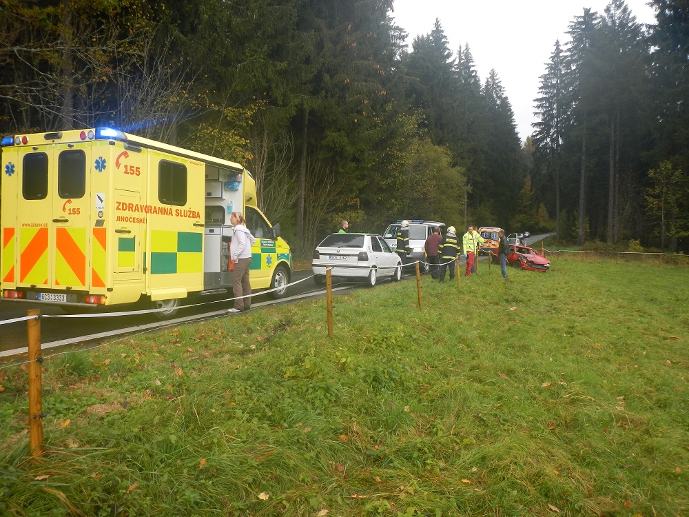 3 Dopravní nehoda OA, Frymburk - 17. 10. 2014 (1).jpg