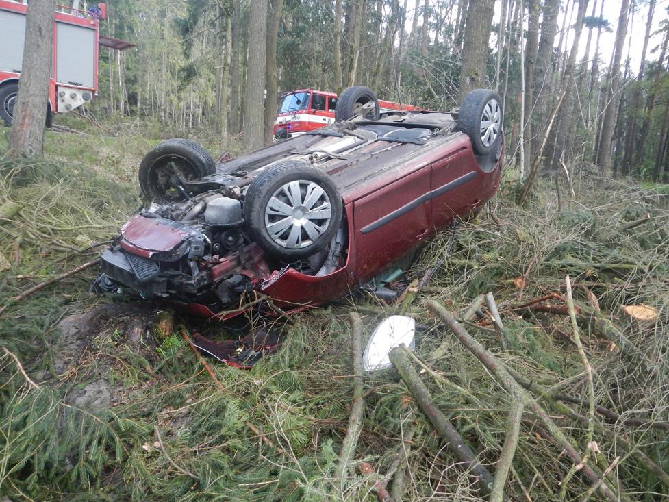 3 Dopravní nehoda OA, Hvožďany - 20. 4. 2016 (1).JPG