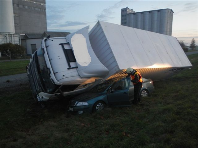 3 Dopravní nehoda OA a NA, Dynín - 22. 10. 2013 (1).jpg