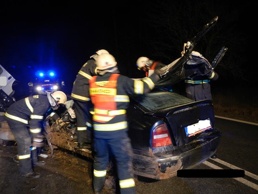 3 Dopravní nehoda OA a NA, Zárybničná Lhota - 5. 3. 2015 (3).jpg
