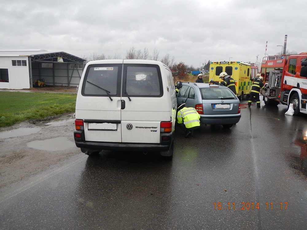 3 Dopravní nehoda OA a dodávky, Planá nad Lužnicí - 18. 11. 2014 (3).jpg