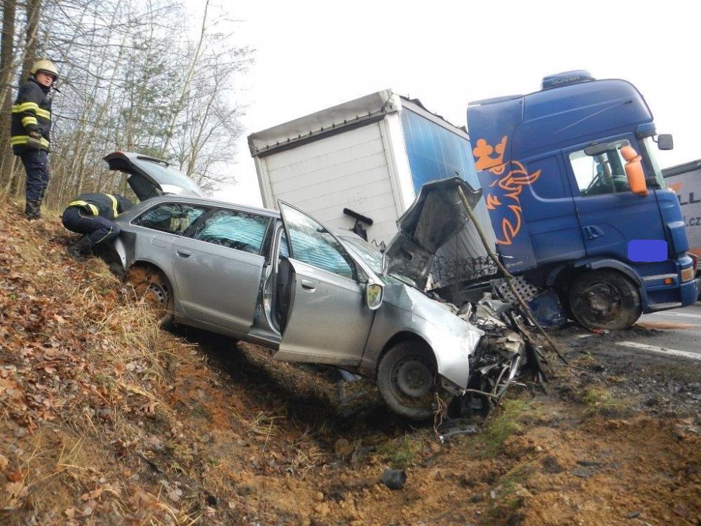 3 Dopravní nehoda OA a kamión, Na Klaudě - 18. 12. 2015 (6).jpg