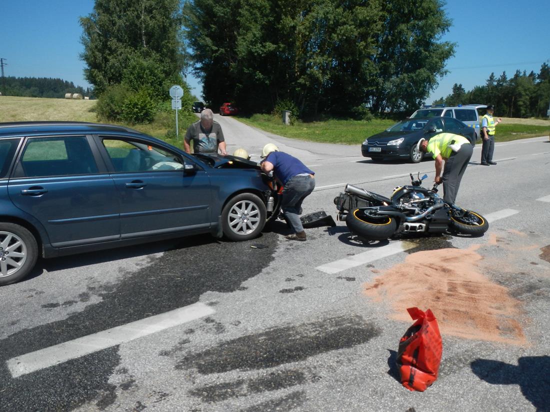 3 Dopravní nehoda OA a motorka, Suchdol - 3. 7. 2015 (1).JPG