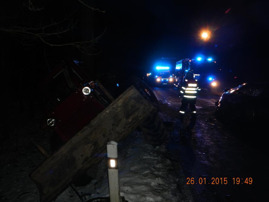 3 Dopravní nehoda OA a traktor, Žár - 26. 1. 2015 (4).JPG