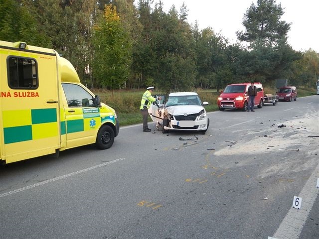 3 Dopravní nehoda OA a traktoru, Jarošov nad Nežárkou - 30. 9. 2015 (5).jpg
