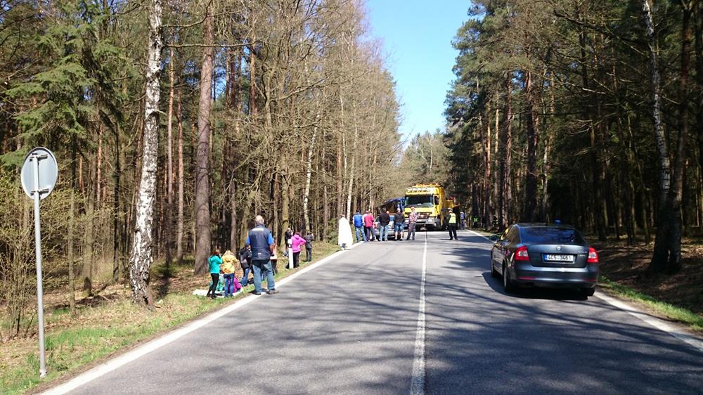 3 Dopravní nehoda autobusu, Dolní Žďár - 20. 4. 2015 (7).JPG