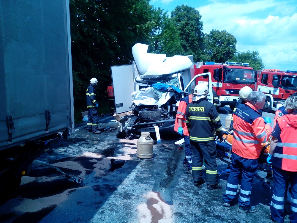 3 Dopravní nehoda dodávky a NA, Veselí nad Lužnicí - 3. 6. 2014 (3).jpg