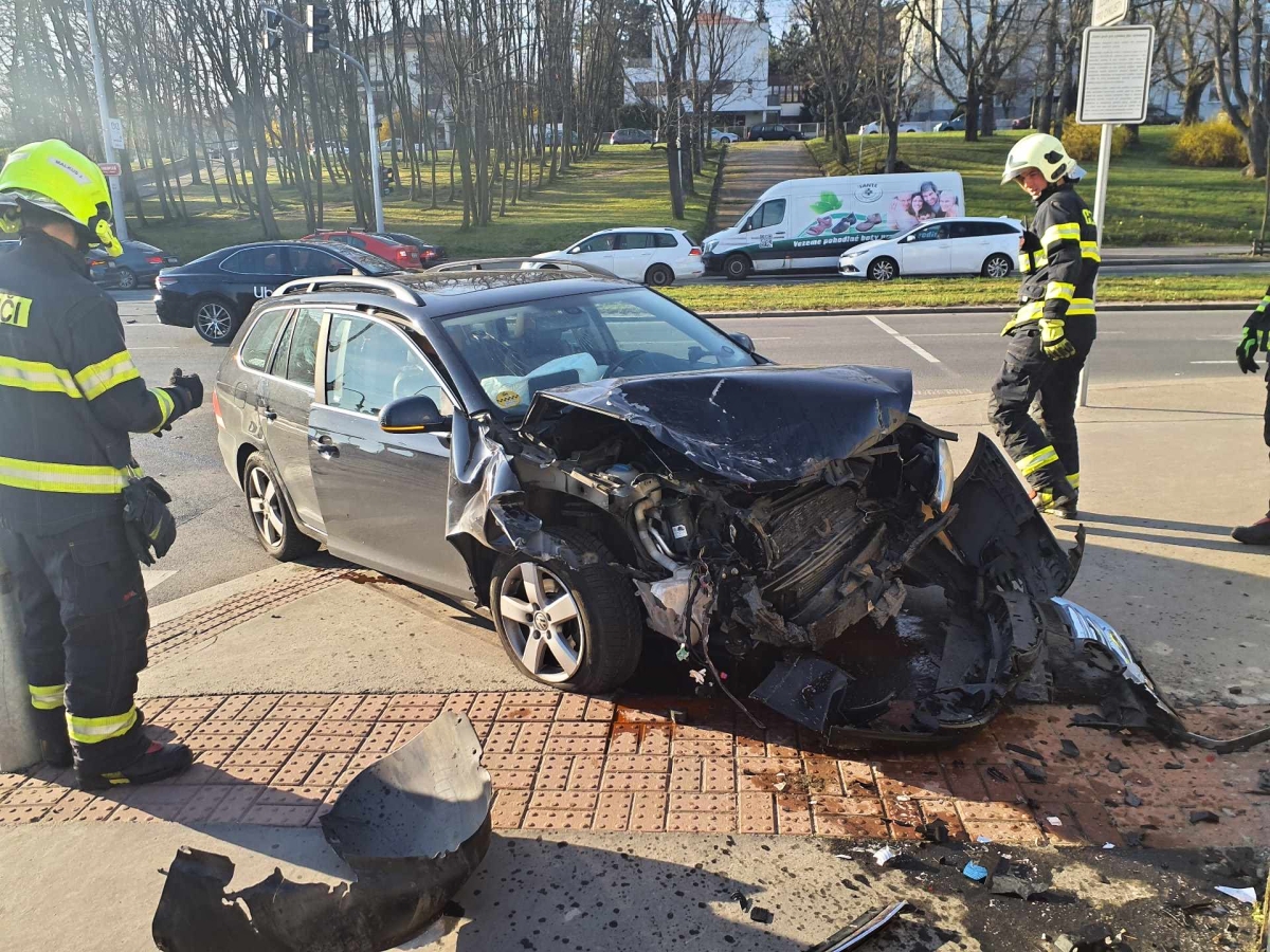 3 Dopravní nehoda dvou osobních automobilů