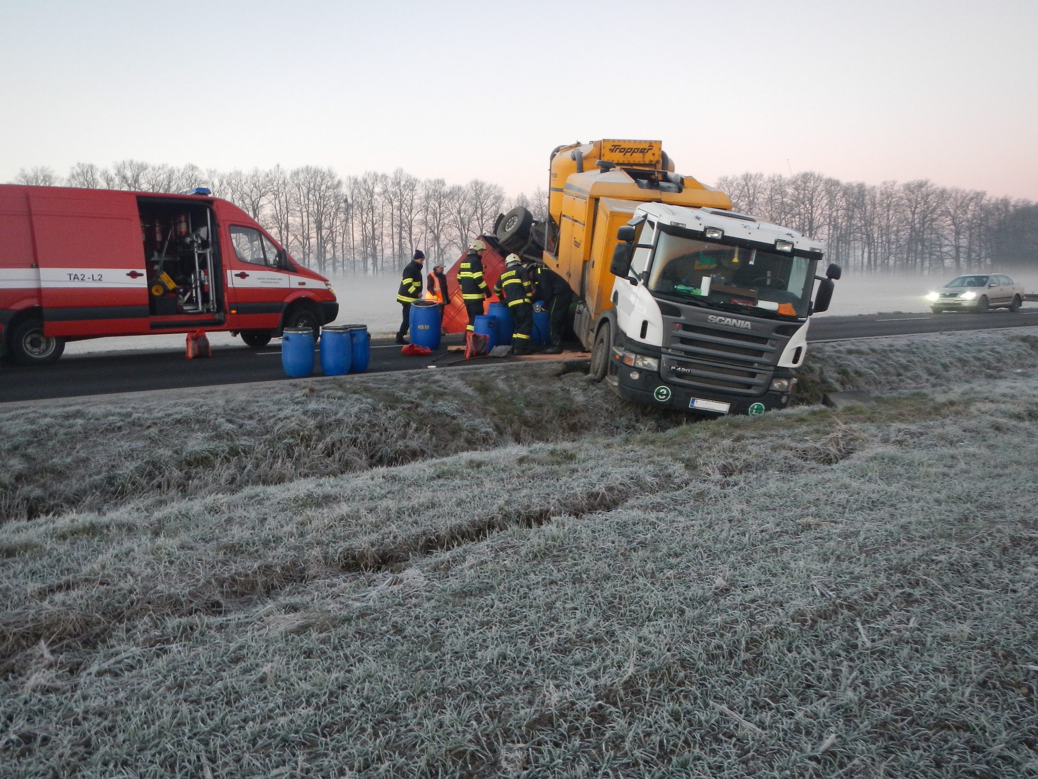 3 Dopravní nehoda kamiónu, Češňovice - 16. 12. 2013 (1).jpg