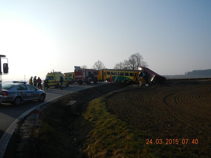 3 Dopravní nehoda kamiónu a vlaku, Obrataň - 24. 3. 2015 (2).jpg