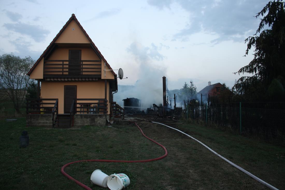 3 Požár chatky, Opatovice - 1. 9. 2015 (5).JPG