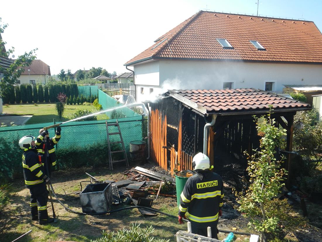 3 Požár domku, Litvínovice - 22. 8. 2015 (1).JPG