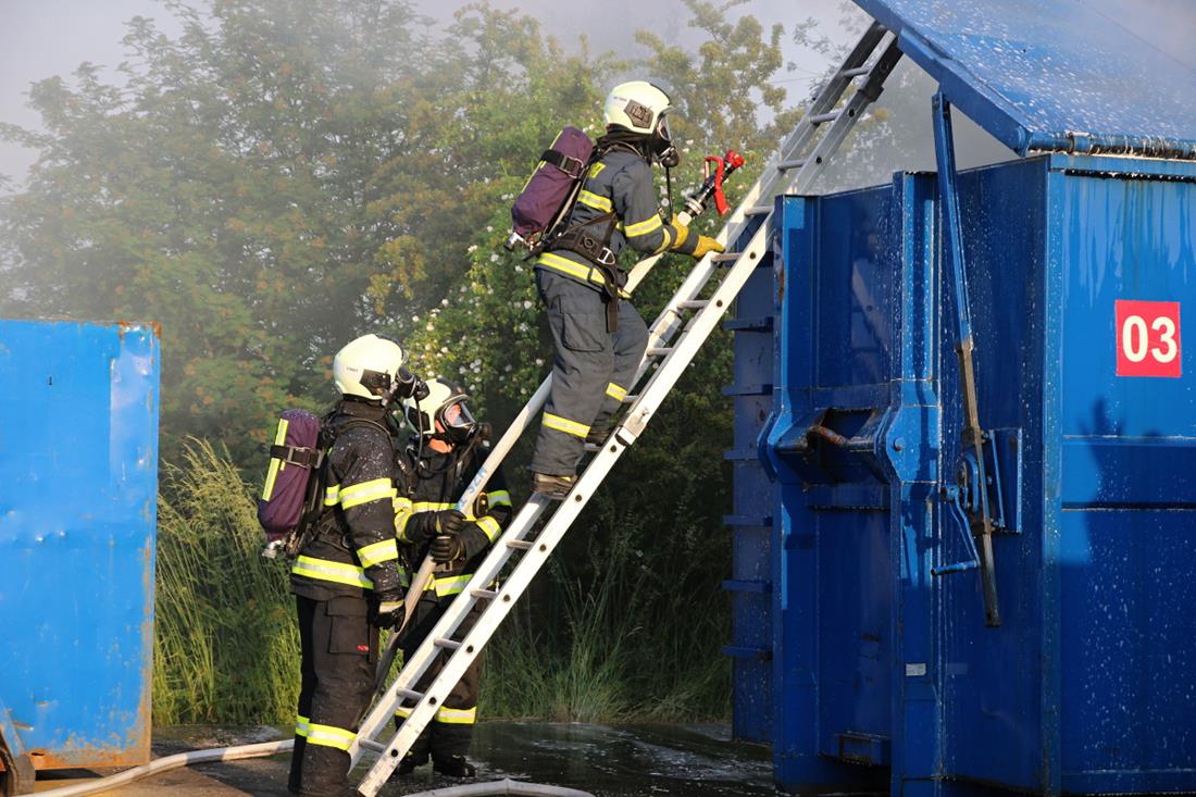 3 Požár odpadu, Planá nad Lužnicí - 8. 6. 2015 (3).JPG