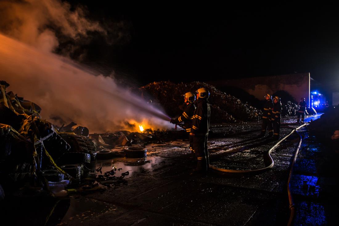 3 Požár skládky, Drhovice - 29. 11. 2015 (4).JPG