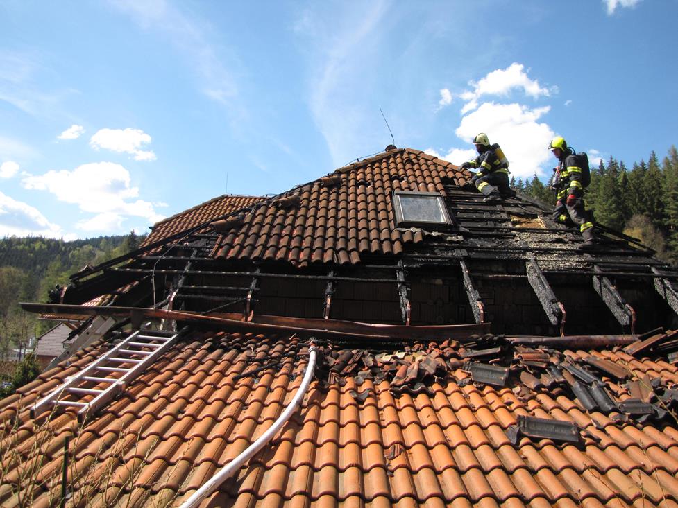 3 Požár střechy RD, Loučovice - 30. 4. 2016 (1).JPG