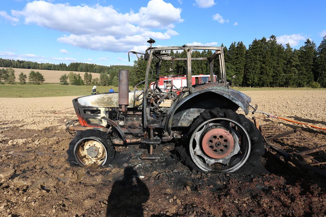 3 Požár traktoru, Chrbonín - 28. 9. 2015 (1).JPG