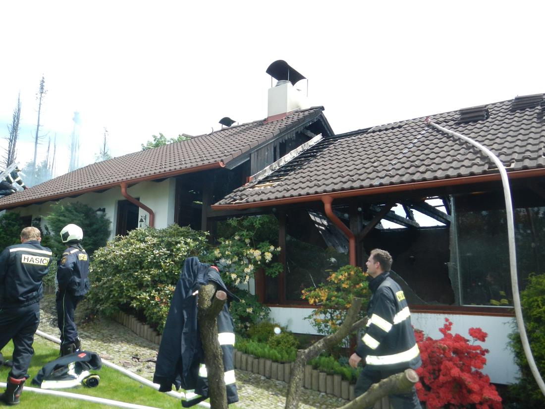 3 Požár zahradního domku, Srubec - 2. 6. 2015 (4).JPG