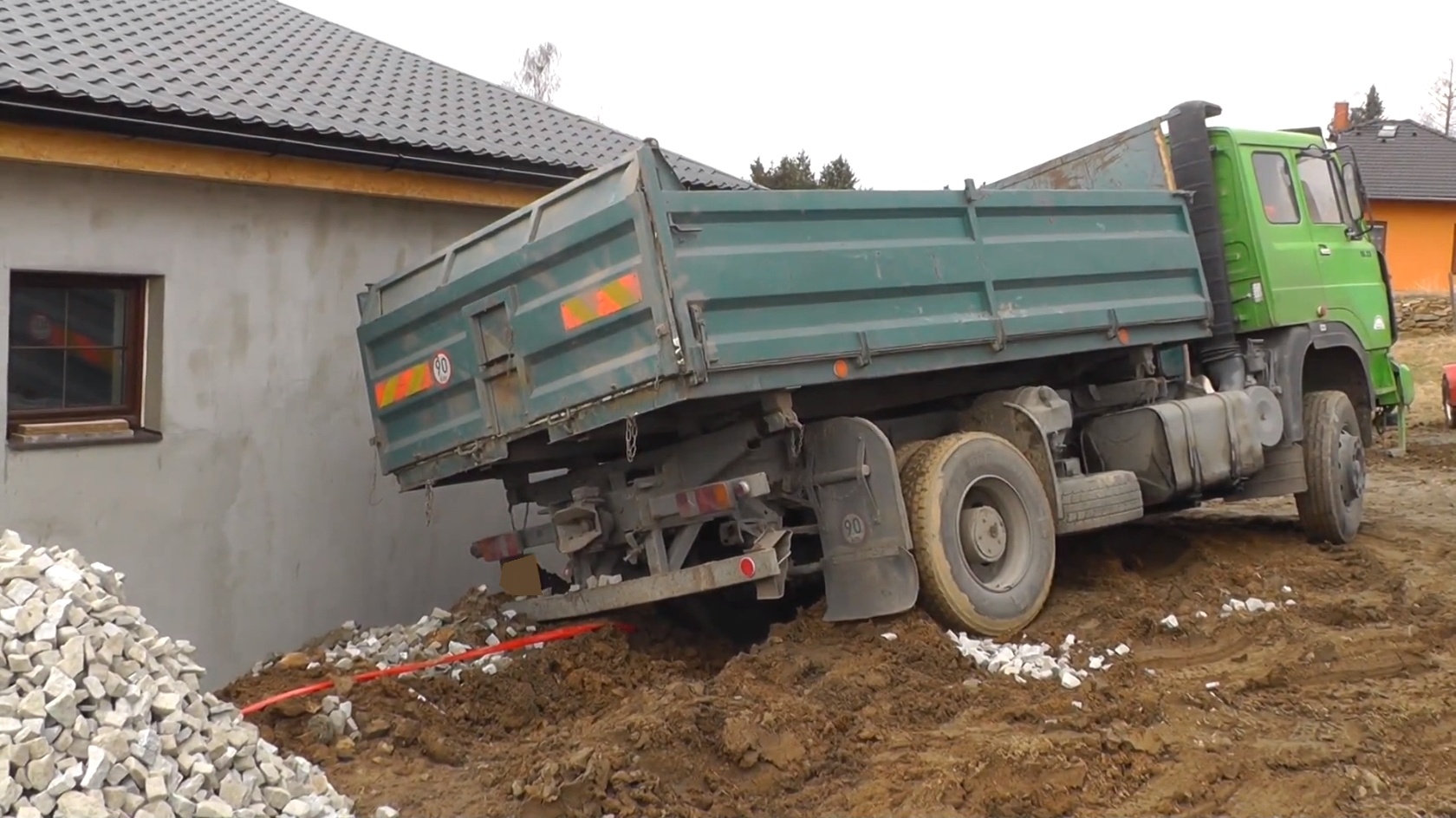 3 TP_24-2-2015 Vyproštění nakloněného nákladního vozidla Jeseník (3).jpg