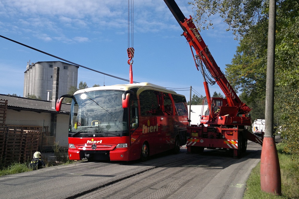 3 Vyproštění autobusu, Kaplice - 19. 9. 2014/Dopravní nehoda autobusu, Kaplice - 19. 9. 2014 (3).jpg