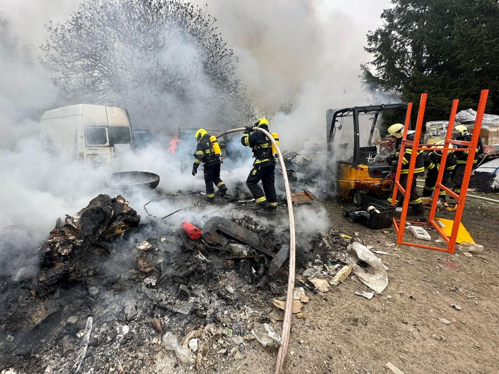 310324-Požár vysokozdvižného vozíku rozšířený na vraky aut a různý odpad v Hlubočince v okrese Praha-východ.jpeg