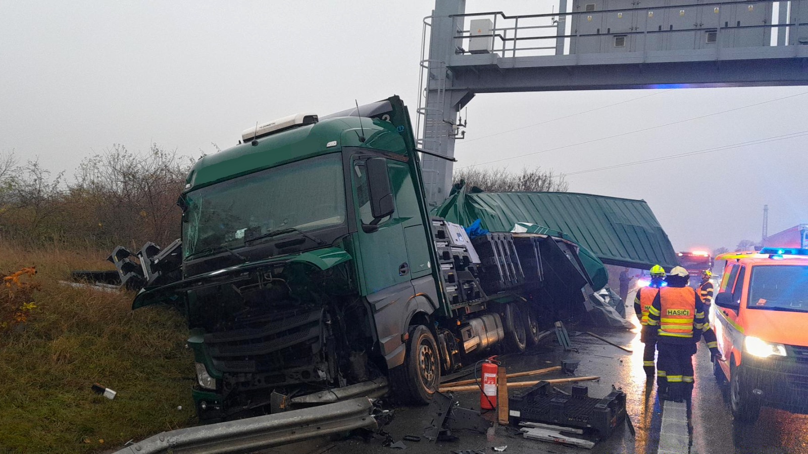 353-Havárie kamionu na plzeňské dálnici D5 u Králova Dvora na Berounsku ve směru do Prahy.jpg
