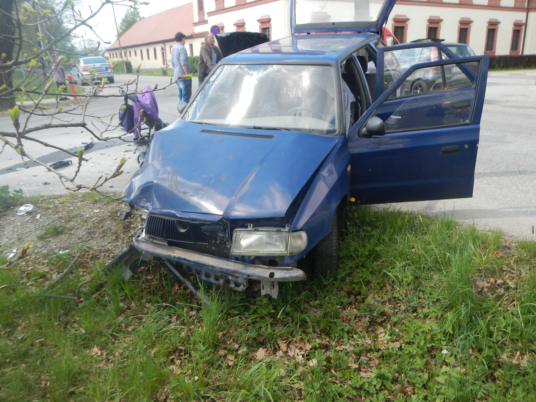 4 Dopravní nehoda 2 OA, Hluboká nad Vltavou - 27. 4. 2014 (1).jpg