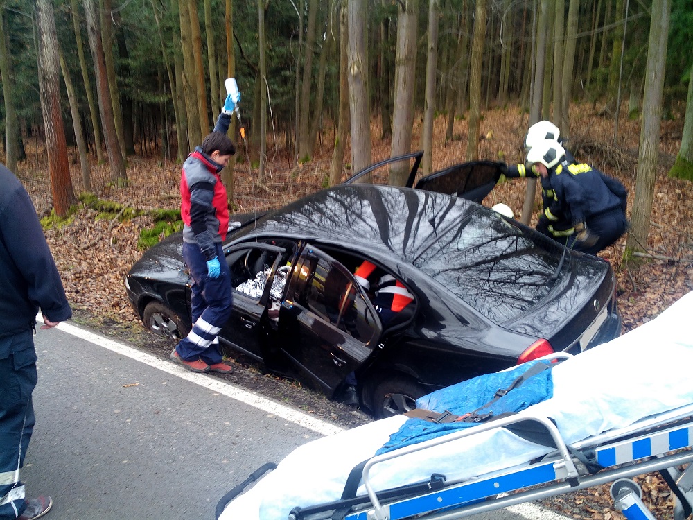4 Dopravní nehoda OA, Dubné - 26. 11. 2014 (1).jpg