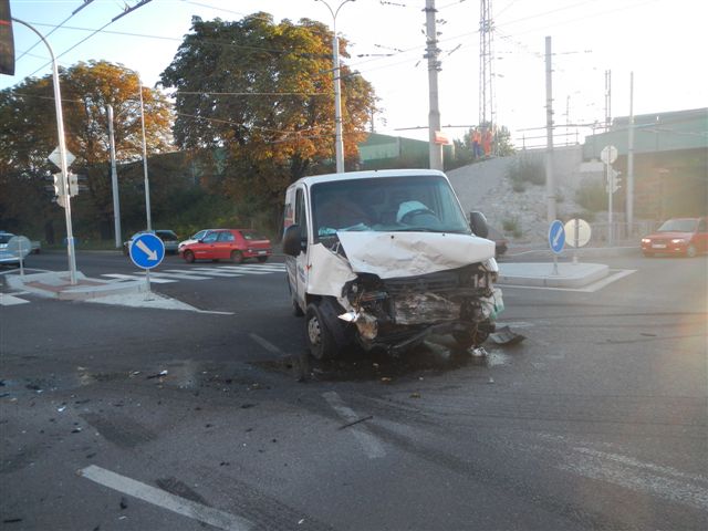 4 Dopravní nehoda OA a dodávka, ČB (2).jpg