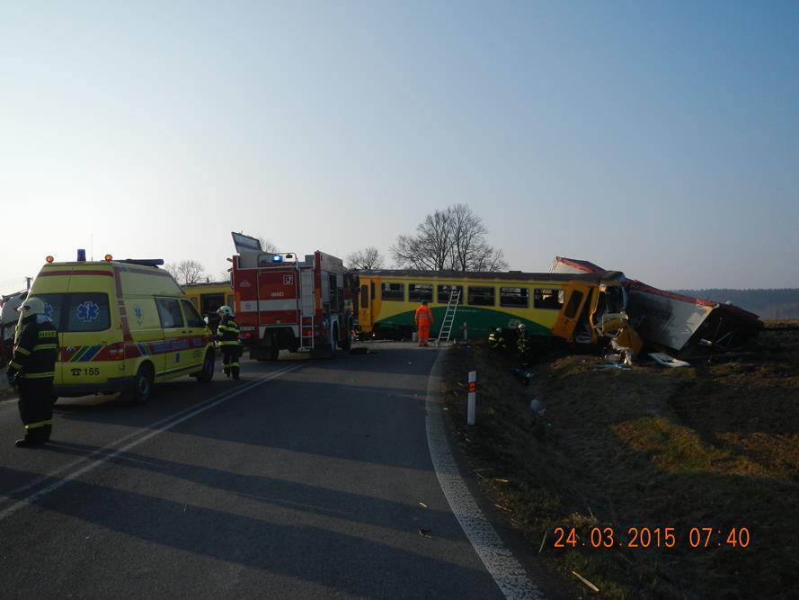 4 Dopravní nehoda kamiónu a vlaku, Obrataň - 24. 3. 2015 (3).jpg