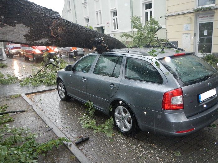 4 Pád stromu na 2 OA, České Budějovice - 21. 7. 2014 (4).jpg