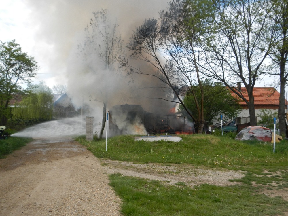 4 Požár OA a dílny, Radětice - 18. 5. 2016 (1).JPG