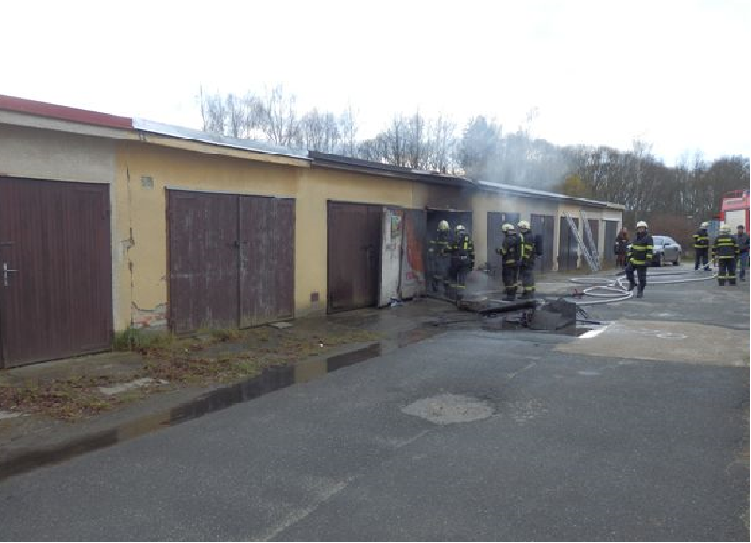 4 Požár garáže, J. Hradech - 8. 12. 2014 (1).png