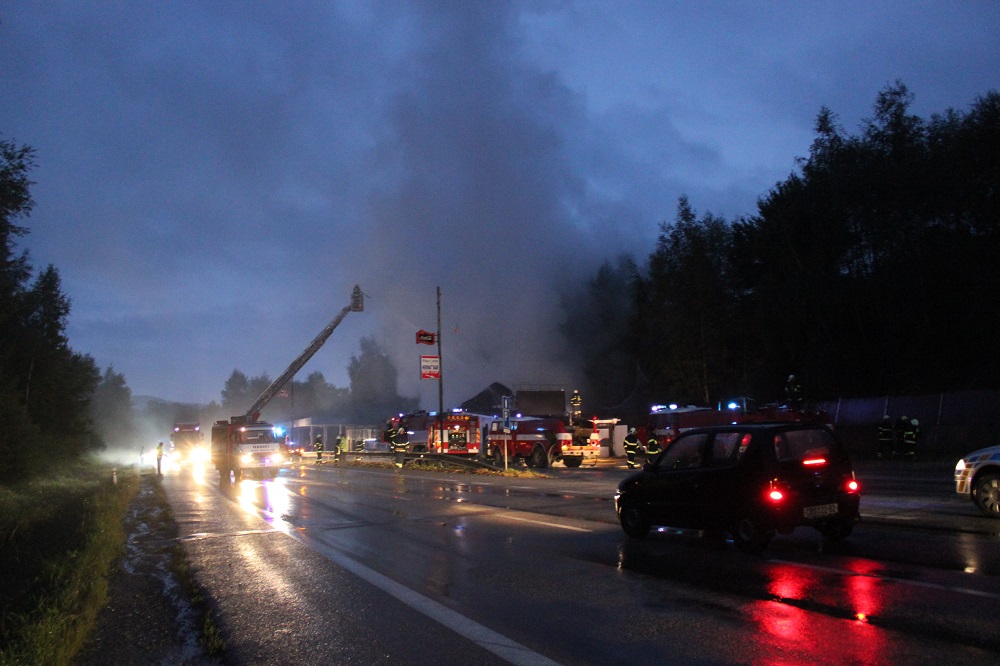 4 Požár motorestu, Dolní Dvořiště - 2. 9. 2014 (9).jpg