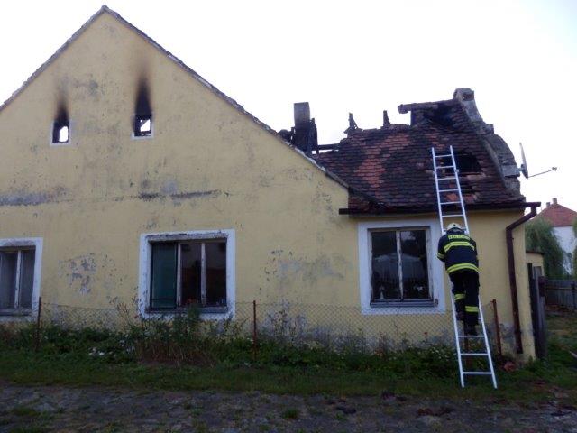 4 Požár rodinného domu, Dešná - 2. 7. 2015 (2).jpg