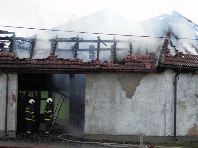 4 Požár střechy, Újezdec - 2. 3. 2016 (6).jpg