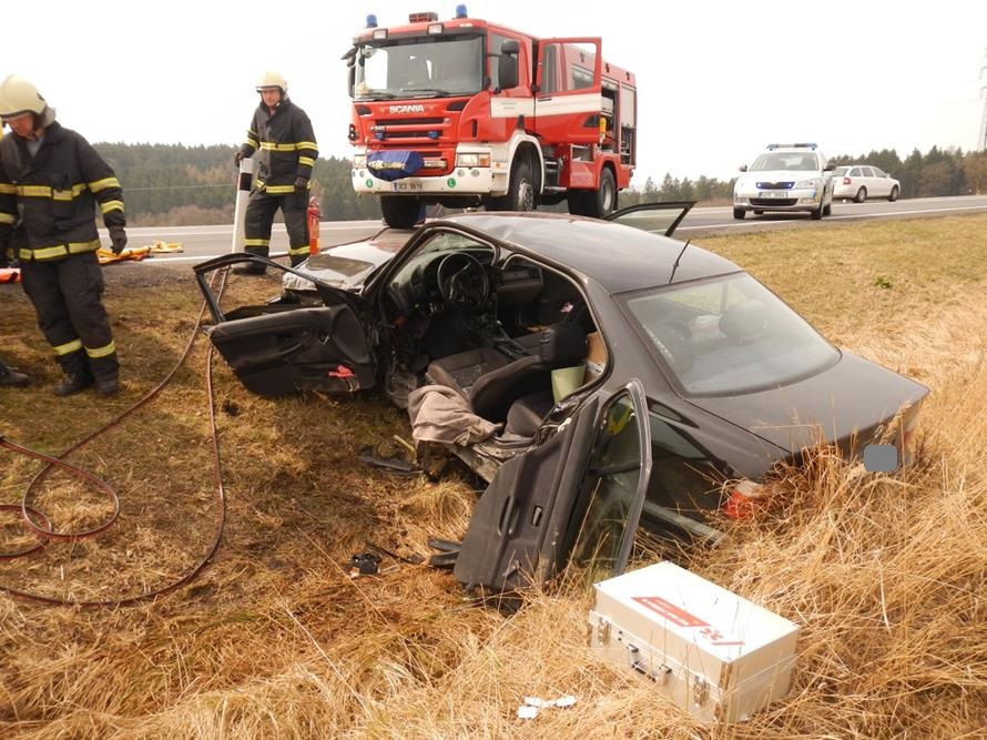 5 Dopravní nehoda 2 OA, Hodušín - 11. 4. 2015 (5).JPG