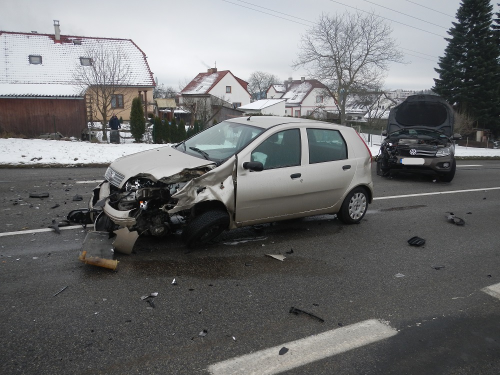 5 Dopravní nehoda 2 OA, Velešín - 6. 1. 2015 (2).JPG