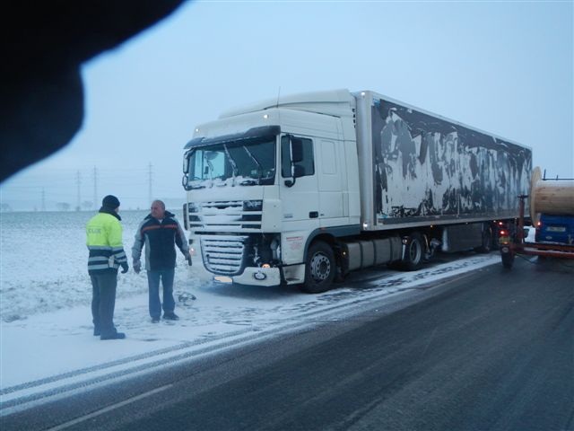 5 Dopravní nehoda 2 OA a kamión, Pištín - 6. 12. 2013 (5).jpg