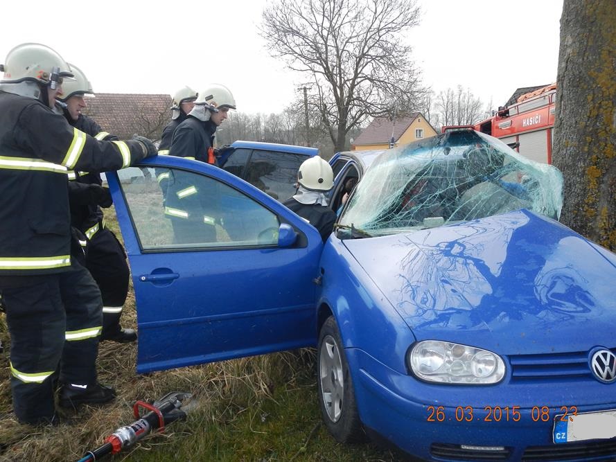 5 Dopravní nehoda OA, Dlouhá Lhota - 26. 3. 2015 (4).jpg