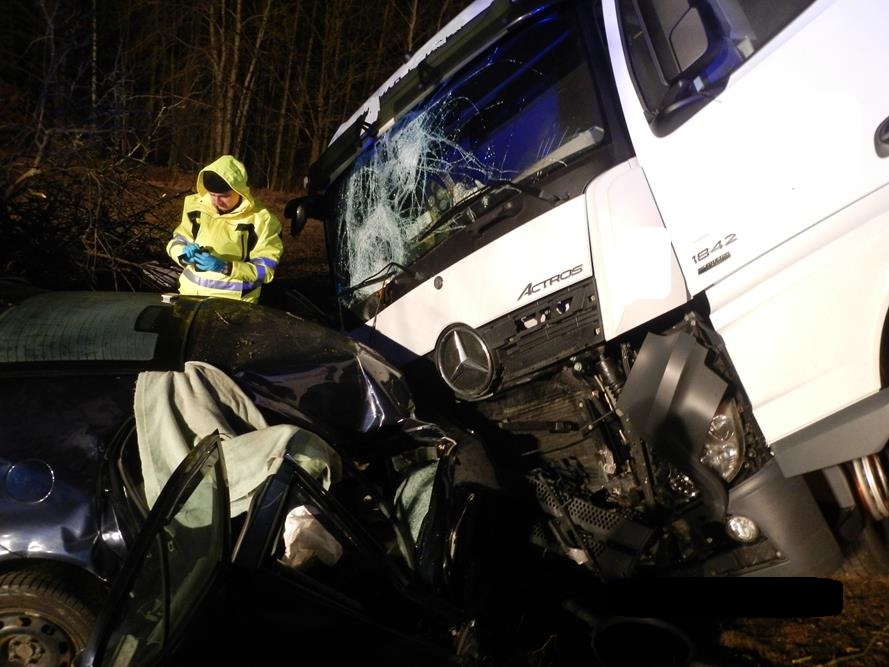 5 Dopravní nehoda OA a NA, Zárybničná Lhota - 5. 3. 2015 (5).jpg