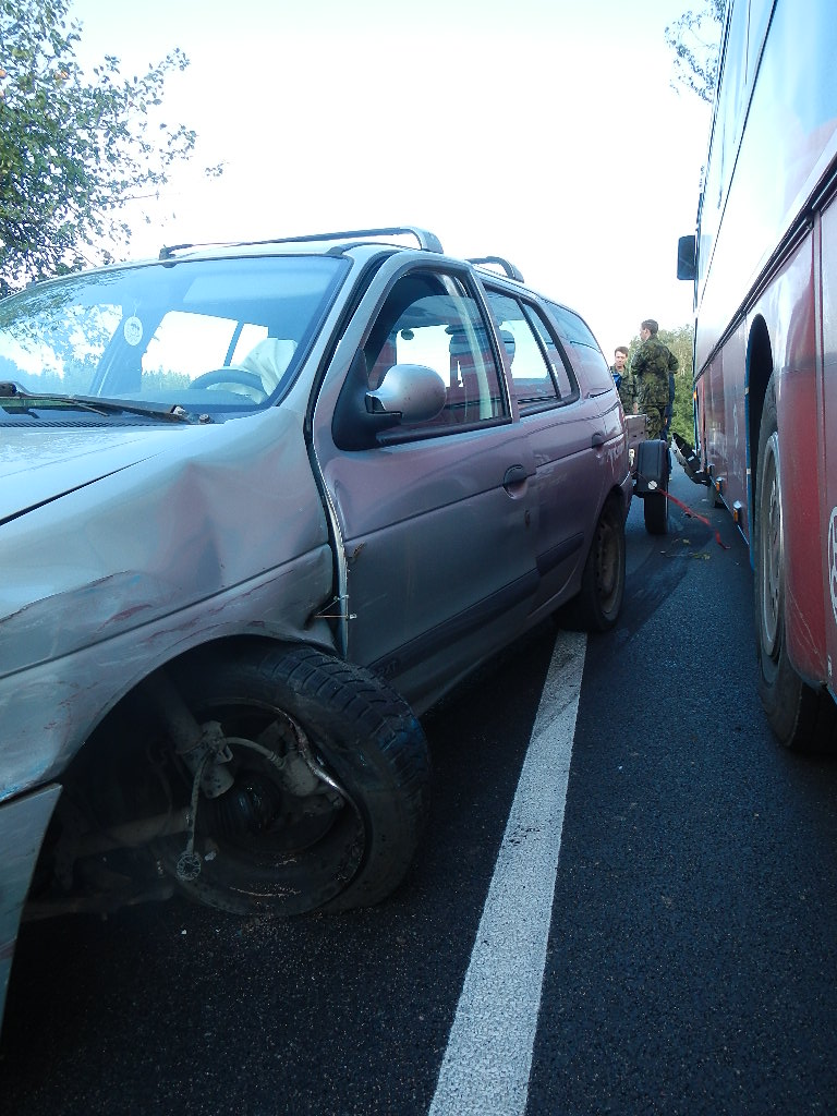 5 Dopravní nehoda OA a bus, Strmilov - 20. 9. 2015 (6).jpg