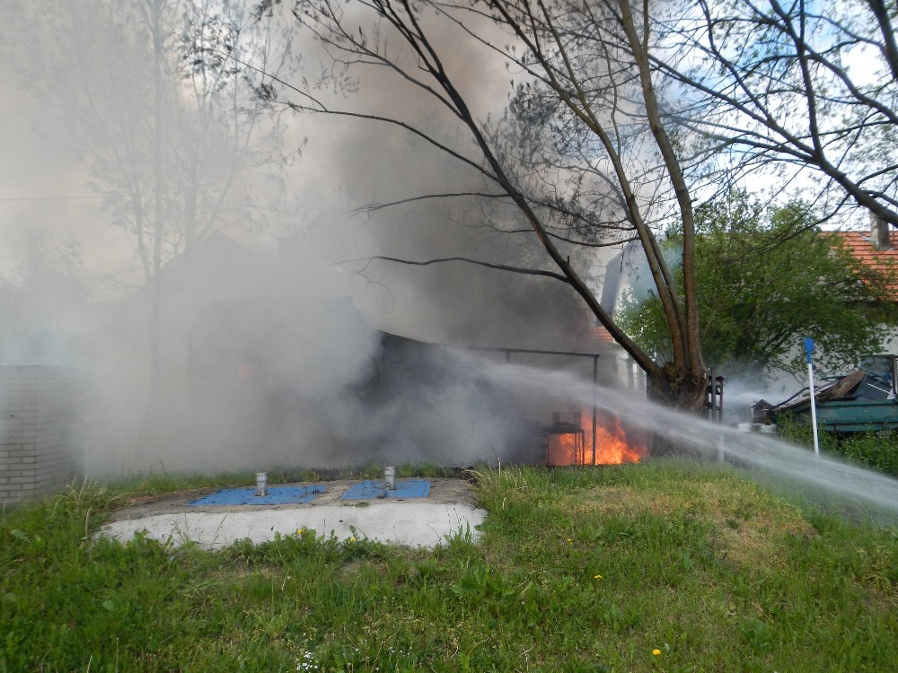 5 Požár OA a dílny, Radětice - 18. 5. 2016 (2).JPG