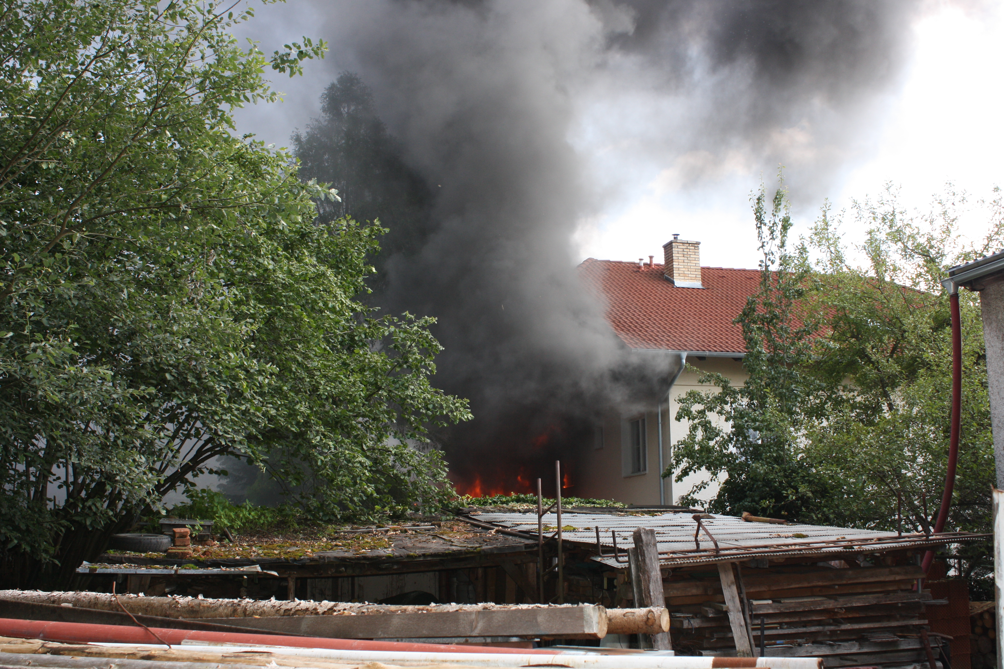 5 Požár garáže u RD Borek Na Výsluní 127 12.7.2012 001.JPG