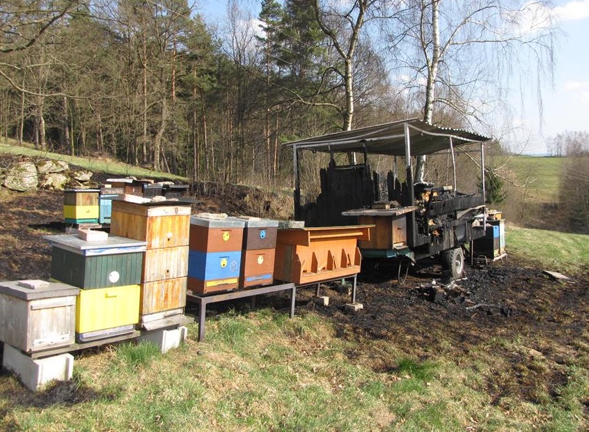 5 Požár včelína, Blansko - 9. 4. 2015 (3).JPG