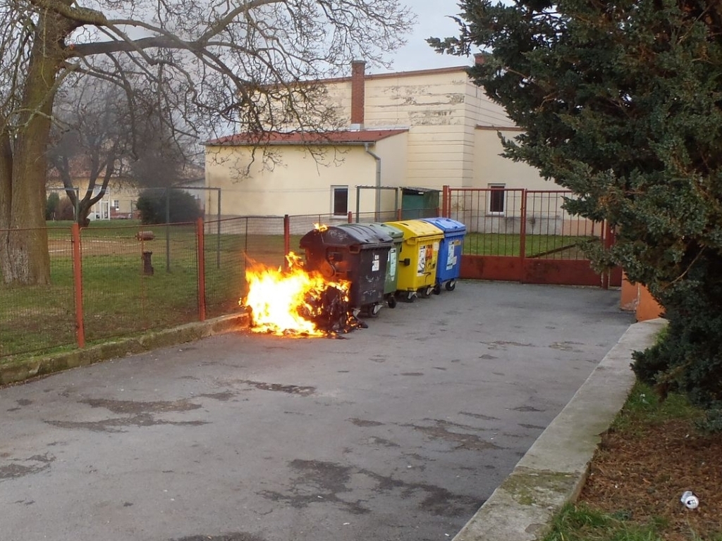 5.12.2015 požár popelnic Stříbro.JPG