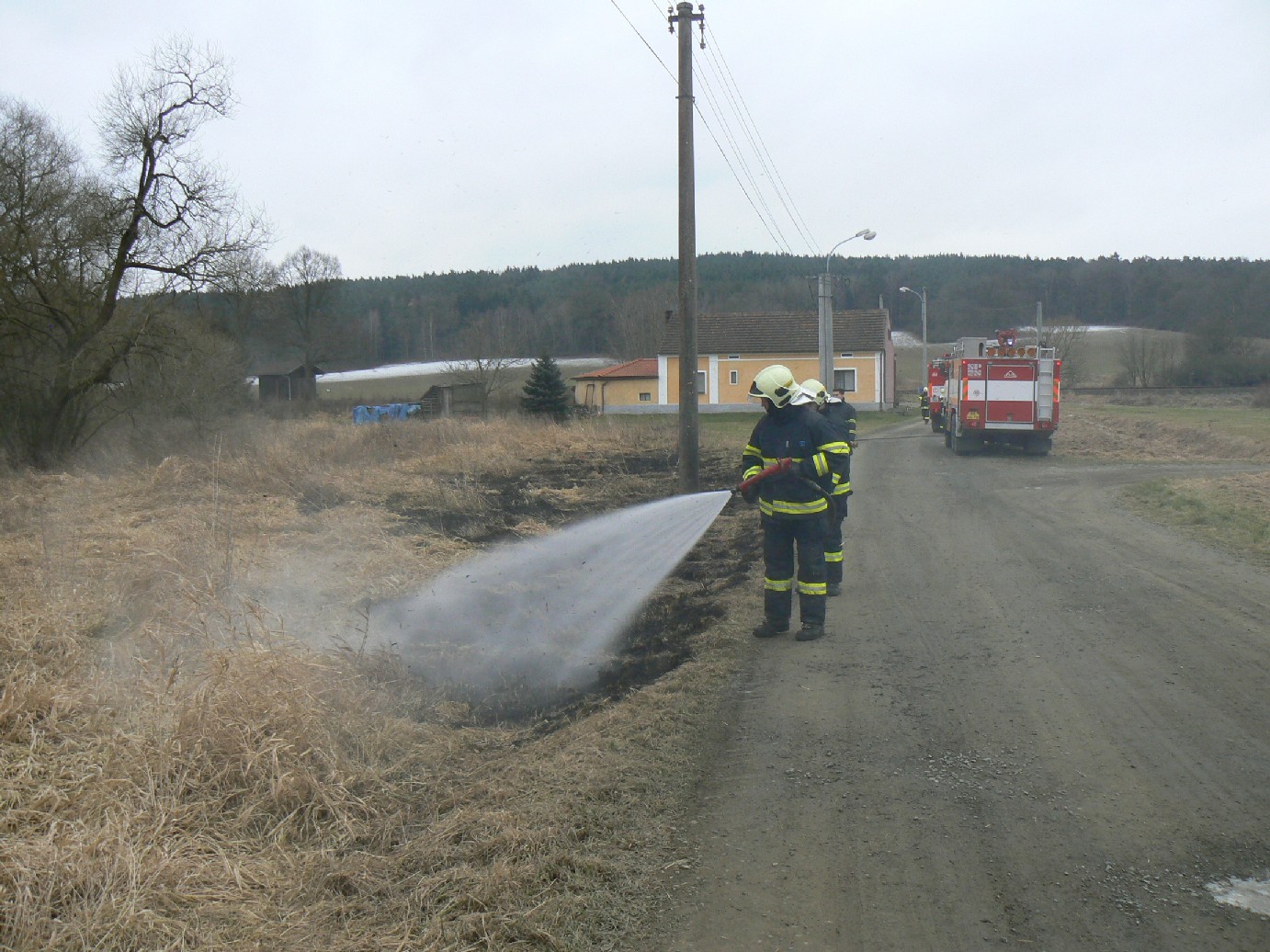 5.2.2015 požár trávy Semošice.JPG