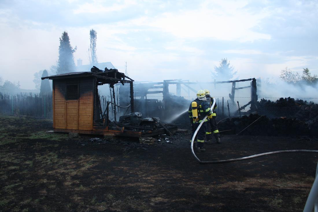 6 Požár chatky, Opatovice - 1. 9. 2015 (1).JPG