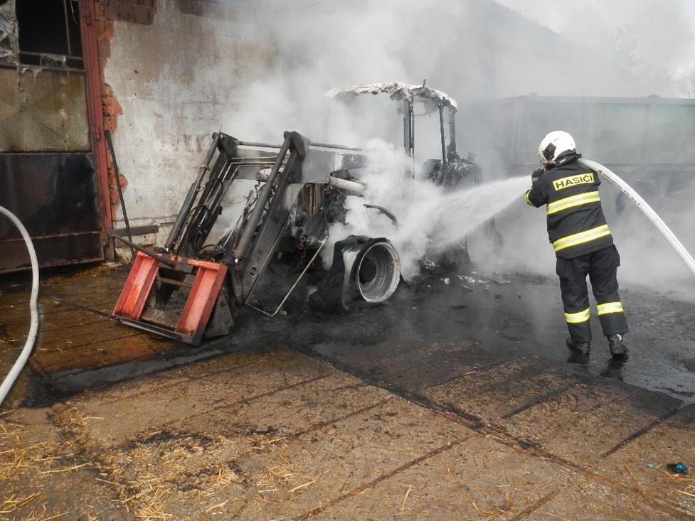 6 Požár traktoru, Dynín - 4. 4. 2016 (6).JPG