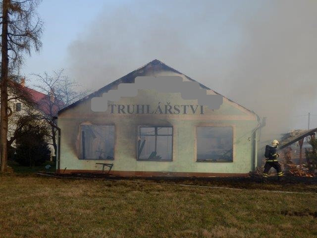 6 Požár truhlárny, Dvory nad Lužnicí - 2. 4. 2016 (2).jpg